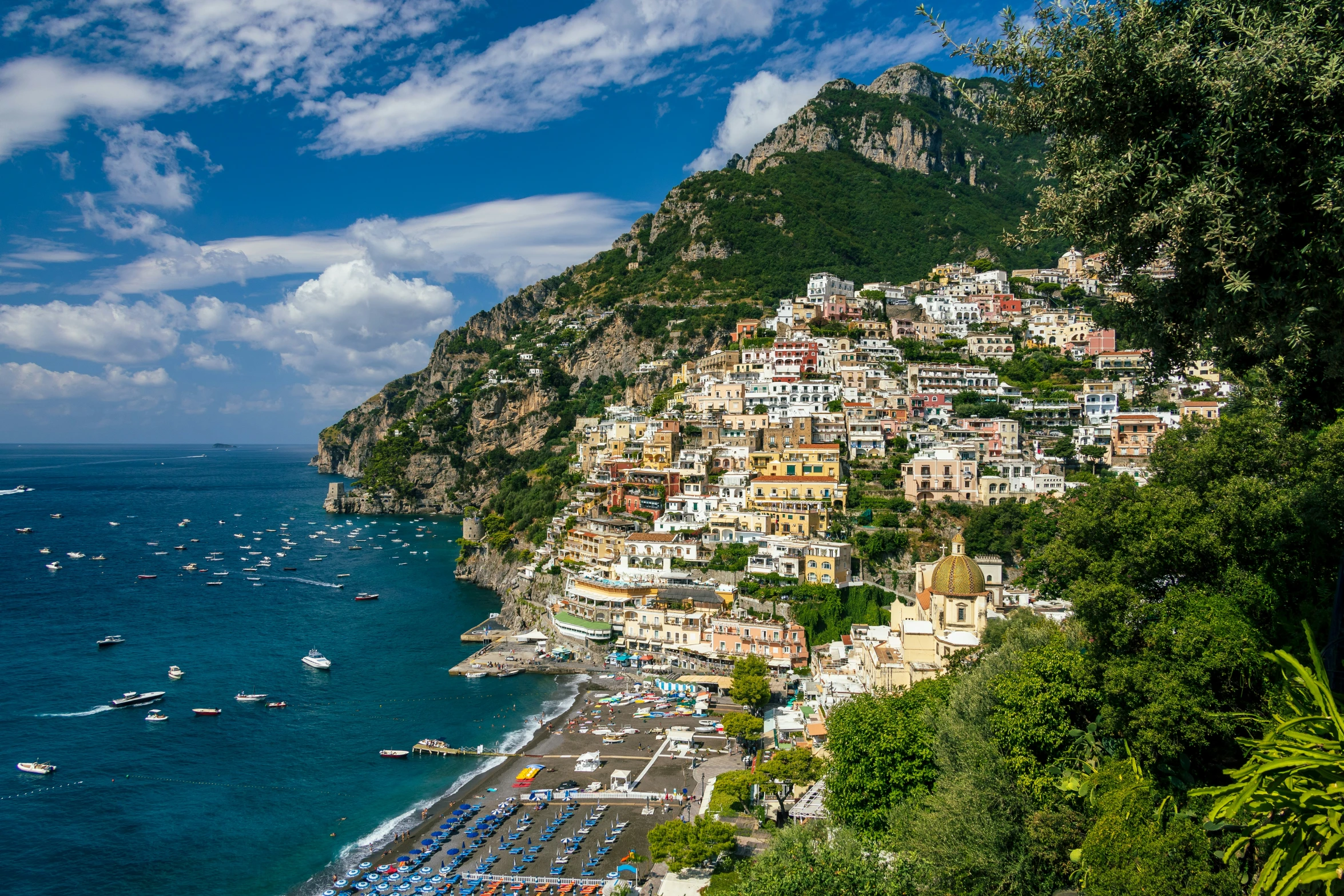 the ocean is filled with small boats and houses