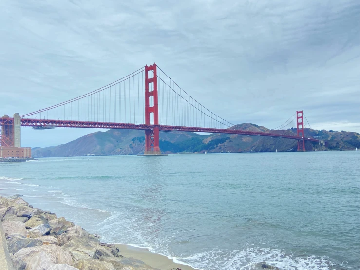 the golden gate bridge is an extremely famous landmark in the world