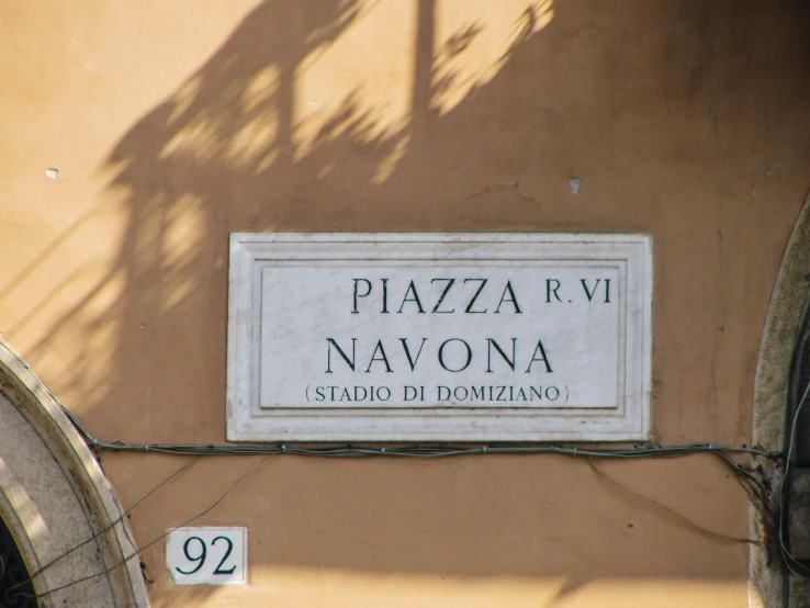 a wall with a plaque that says piazza di navena