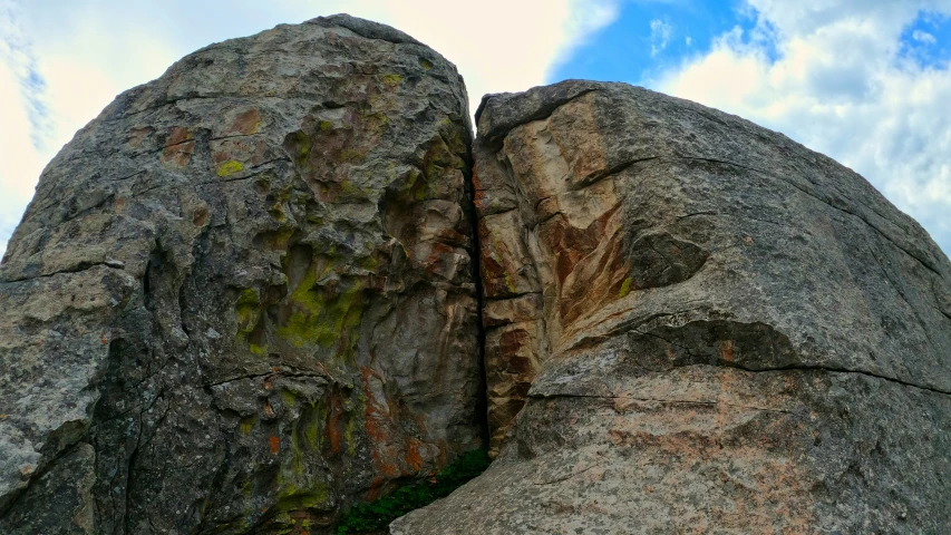 some very large rocks in the middle of a grassy area