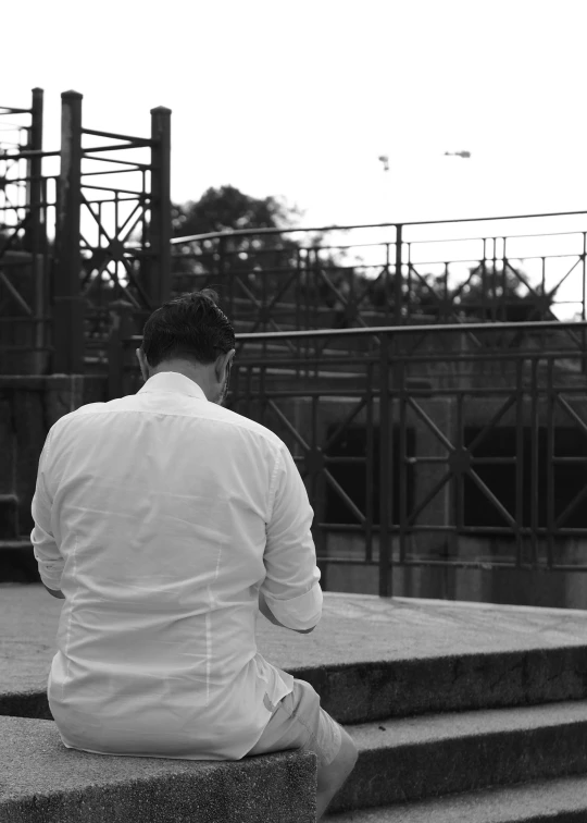 a man sitting on some steps while looking at soing