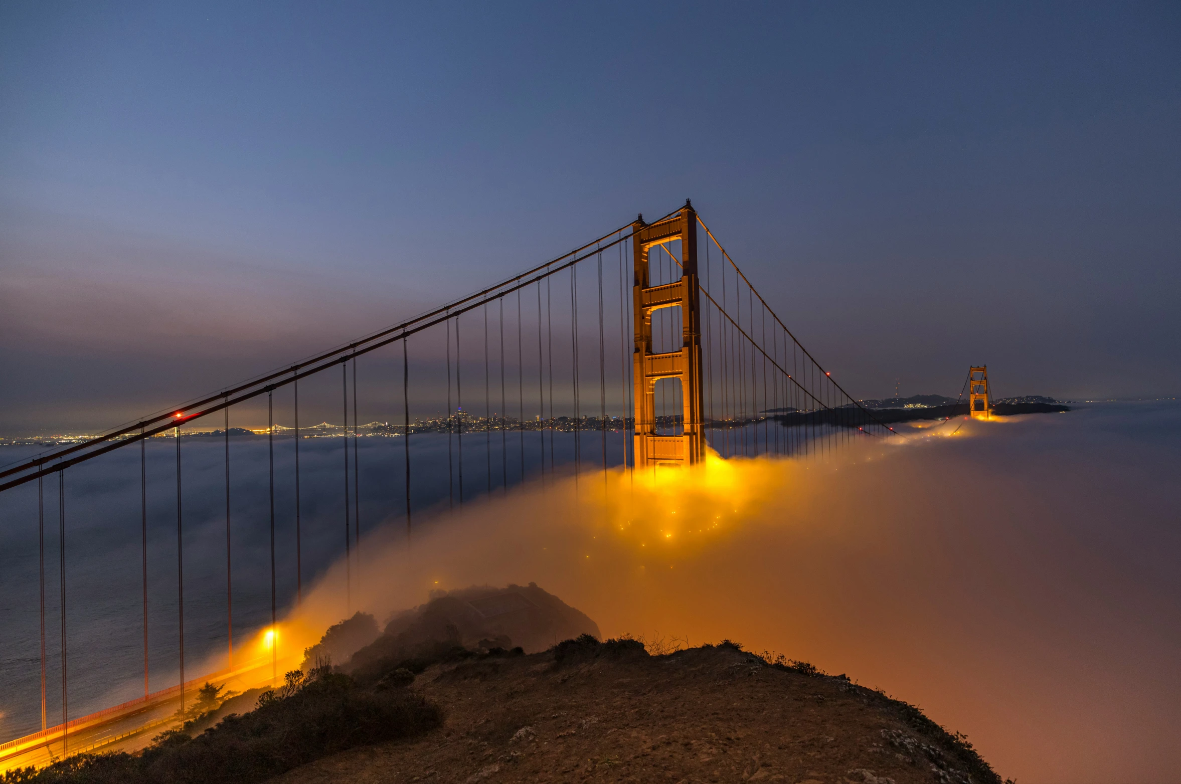 a long exposure po of the golden gate bridge at night