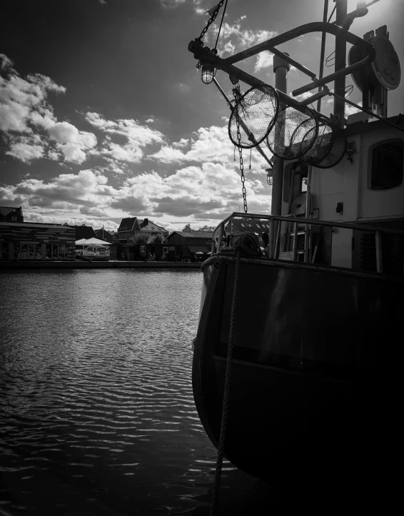 an old boat sits on the side of the water