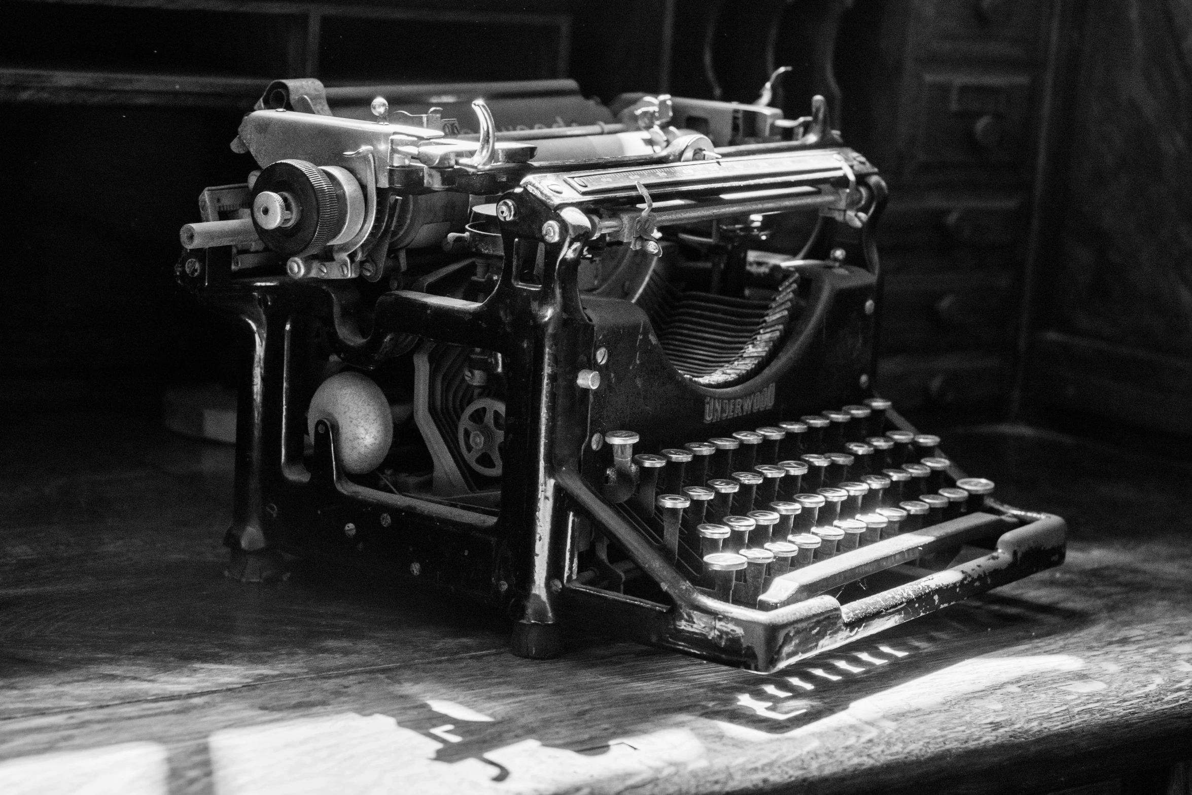 a old fashioned typewriter is sitting on the table