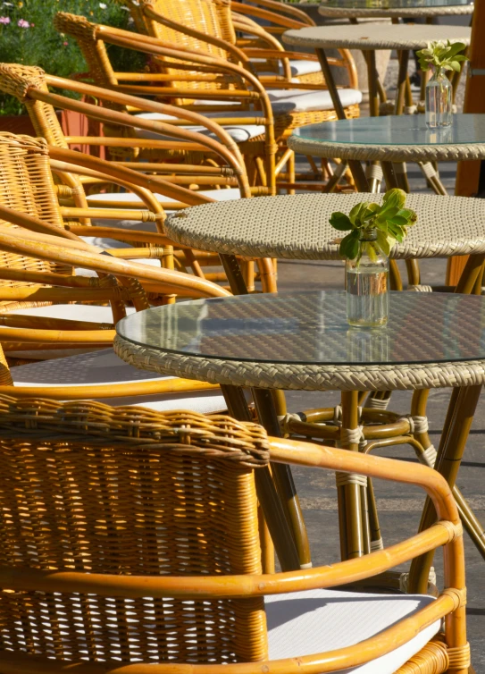 wicker chairs and tables are all lined up