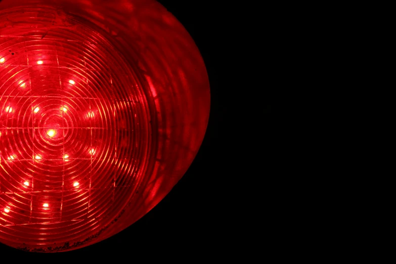 a red stop light is shown in the dark