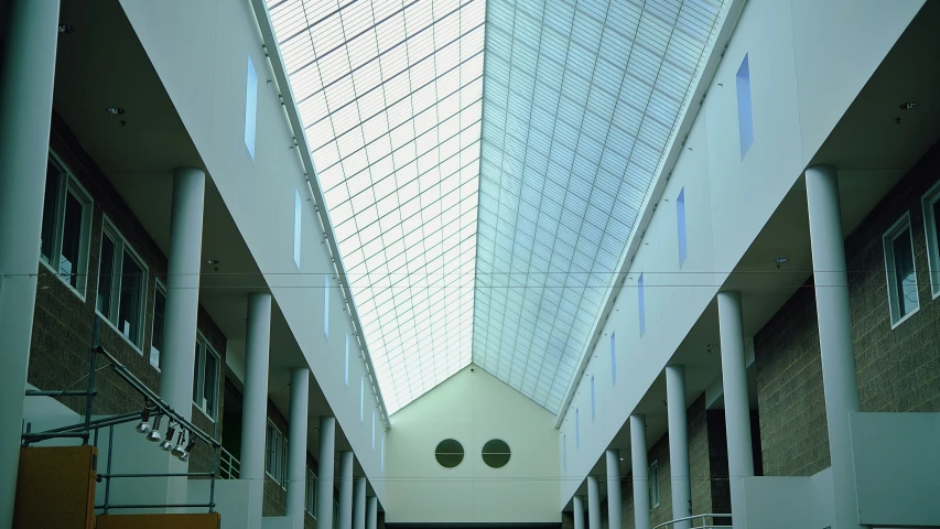 the interior of an empty building with several tall columns