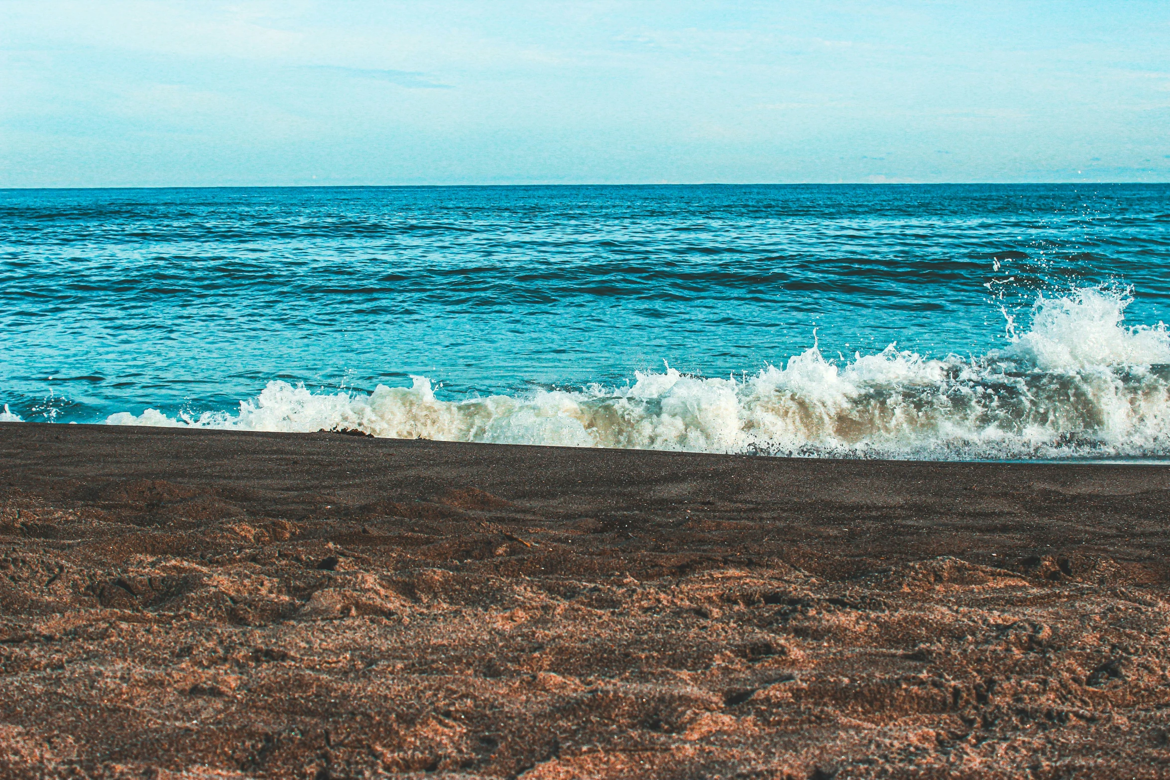 there is a very large wave at the beach