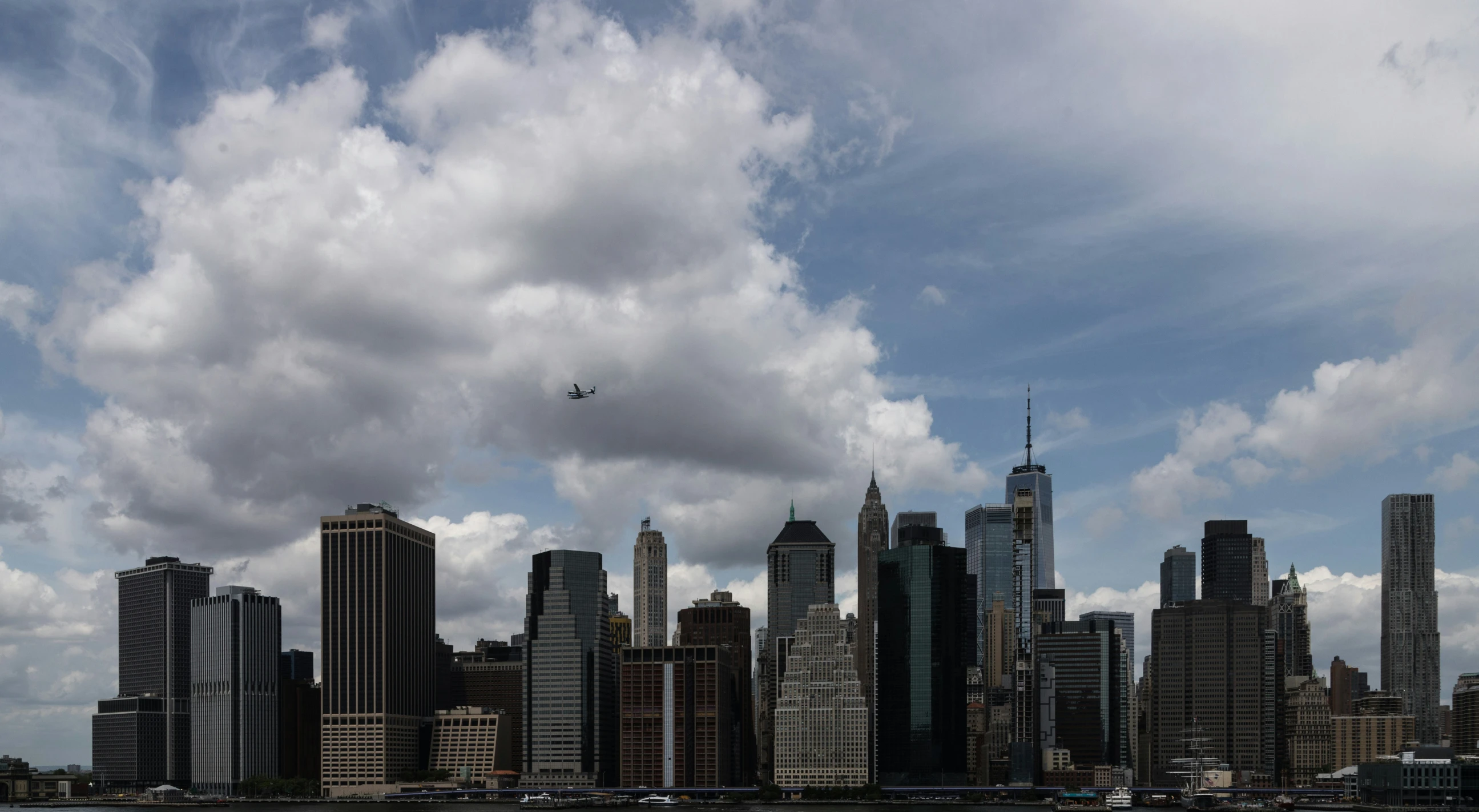 a very big city that is under a cloudy sky