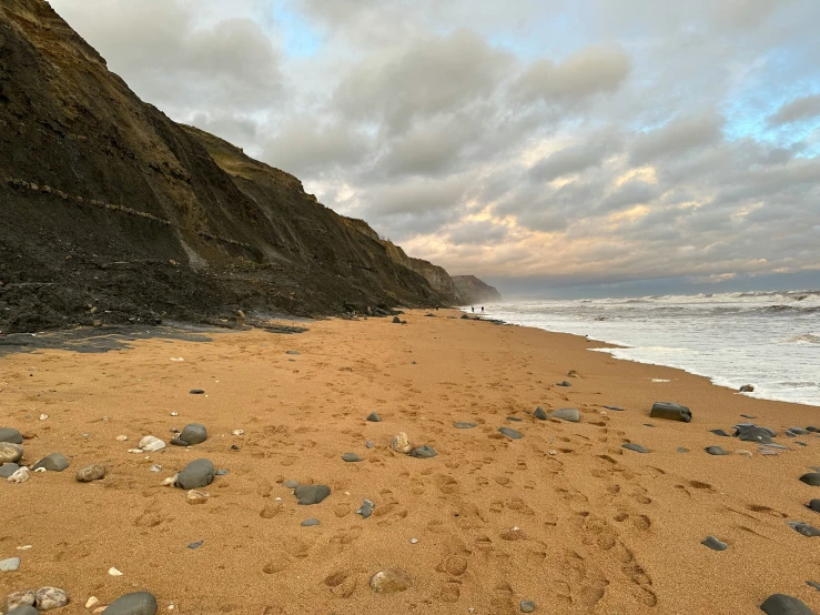 rocks are lying on the shore near the ocean