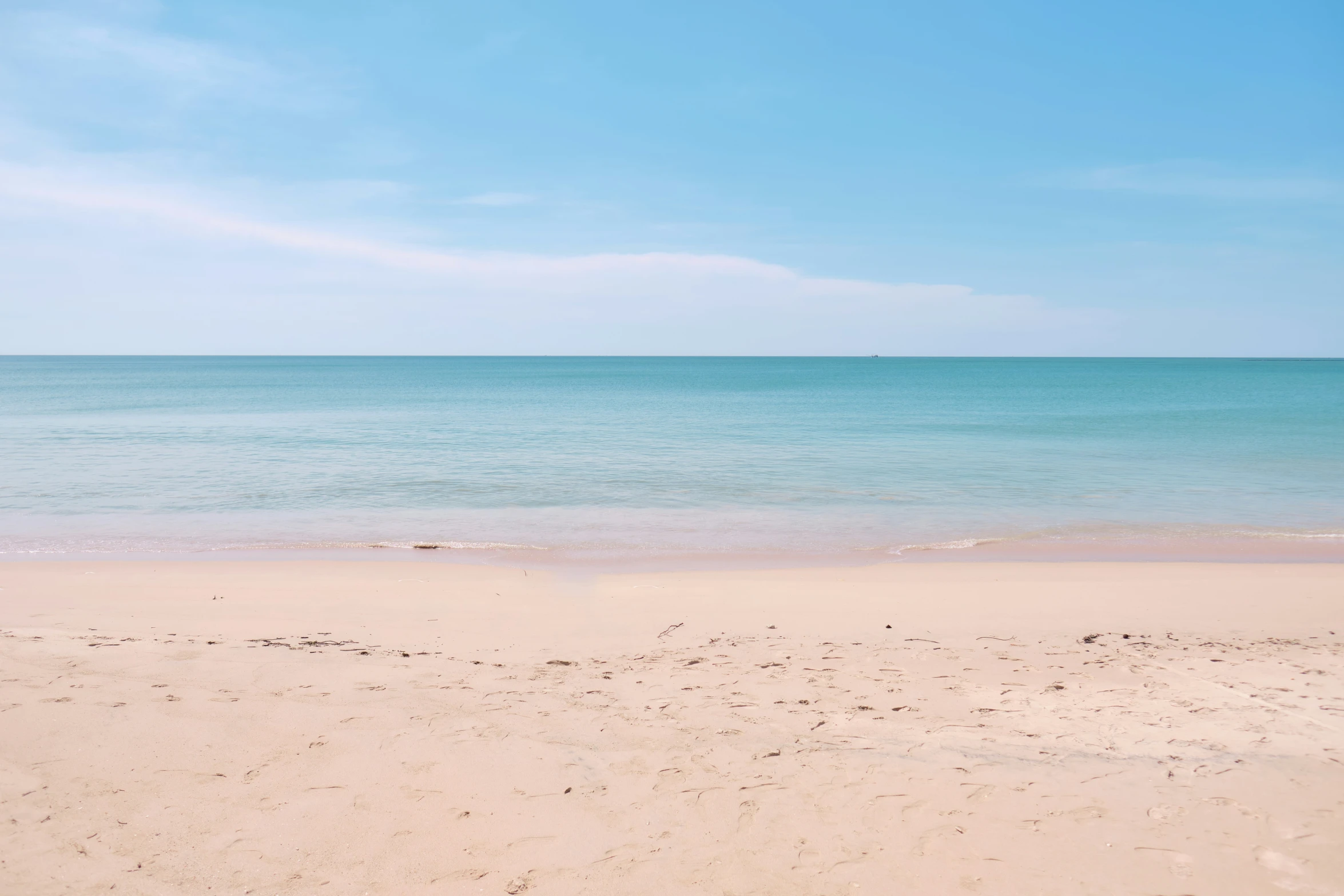 the calm blue ocean on a sunny day