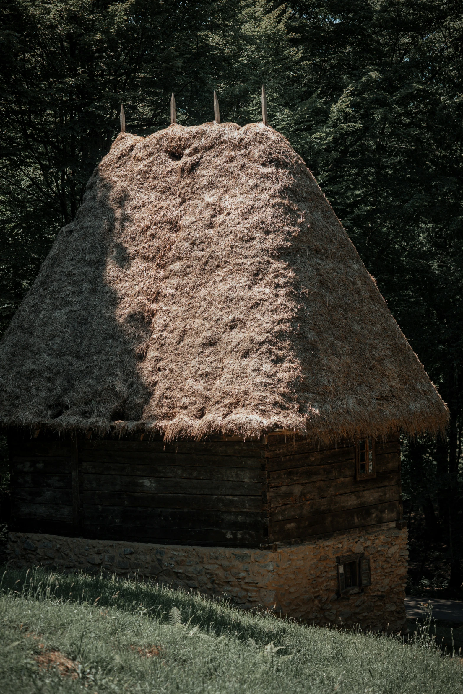 an old building with a very large thatched roof