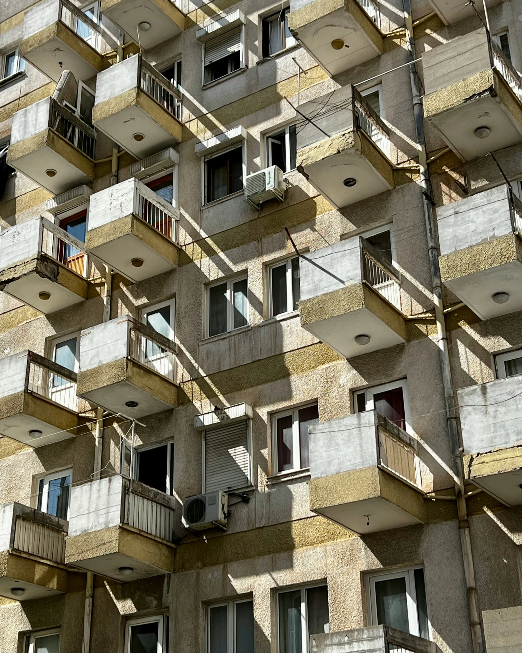 an apartment building that is mostly constructed out of concrete