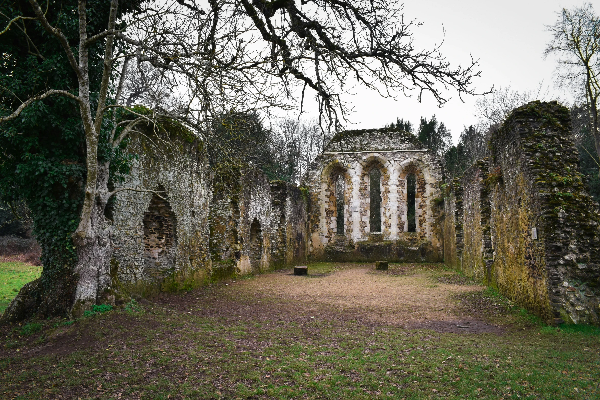 an old ruins of some sort sitting in a field