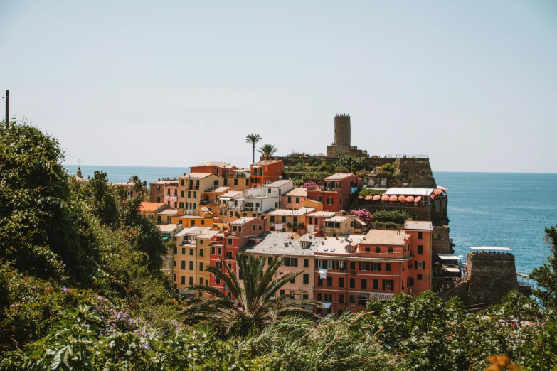 a bunch of houses that are near the water