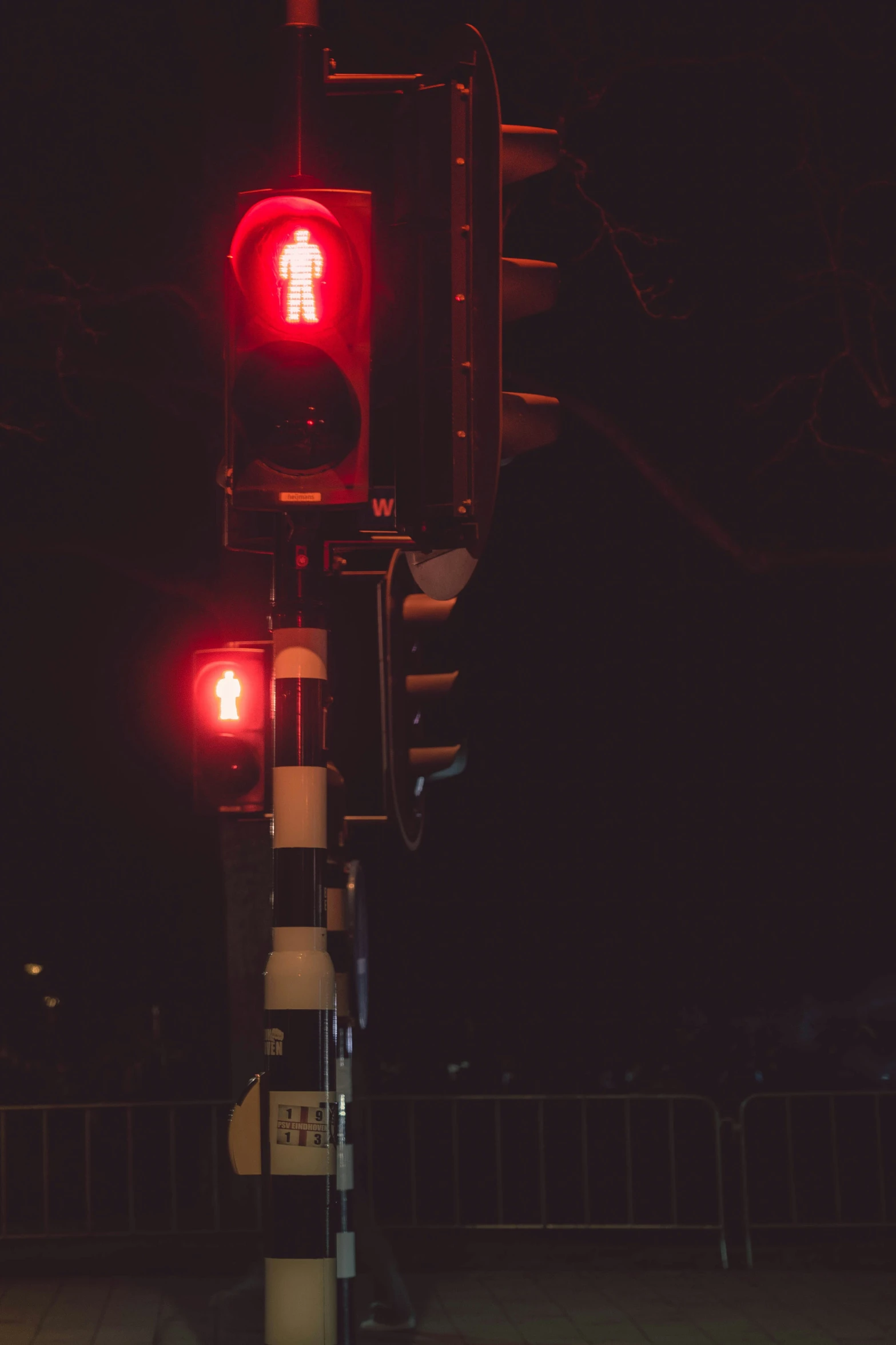 a traffic light in the dark and its red