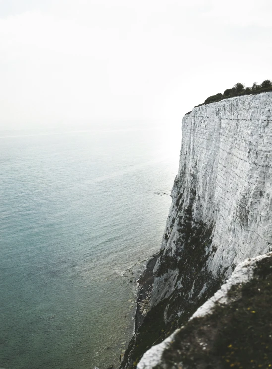 a rocky cliff is at the top of a cliff