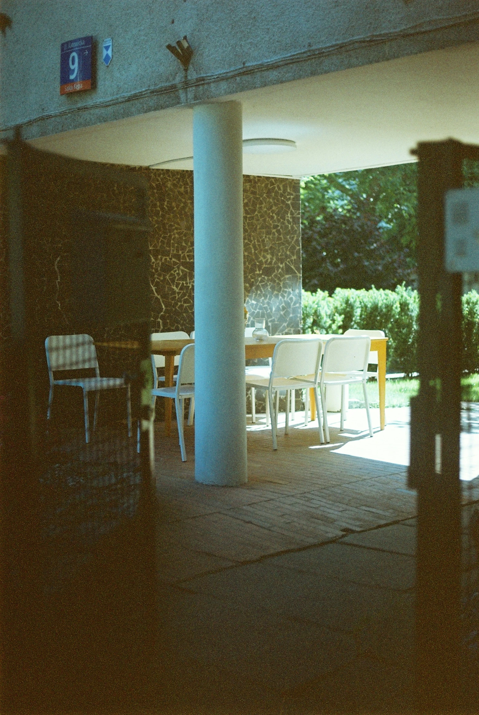 the room has a white table and a blue column