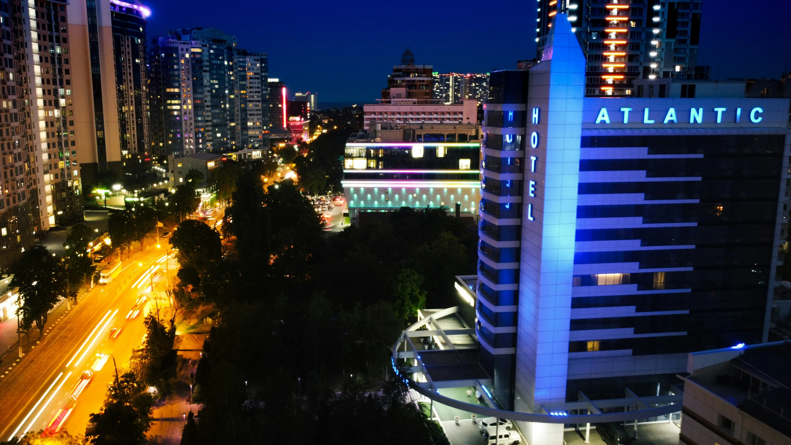 the tall skyscr in the city center of atlanta