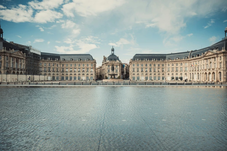 a po taken of the palace from across the river