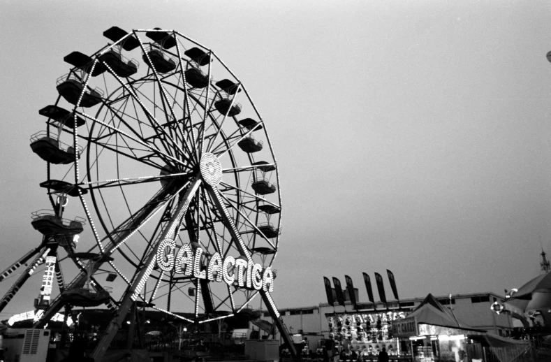 the amut wheel at the fair rides people to ride