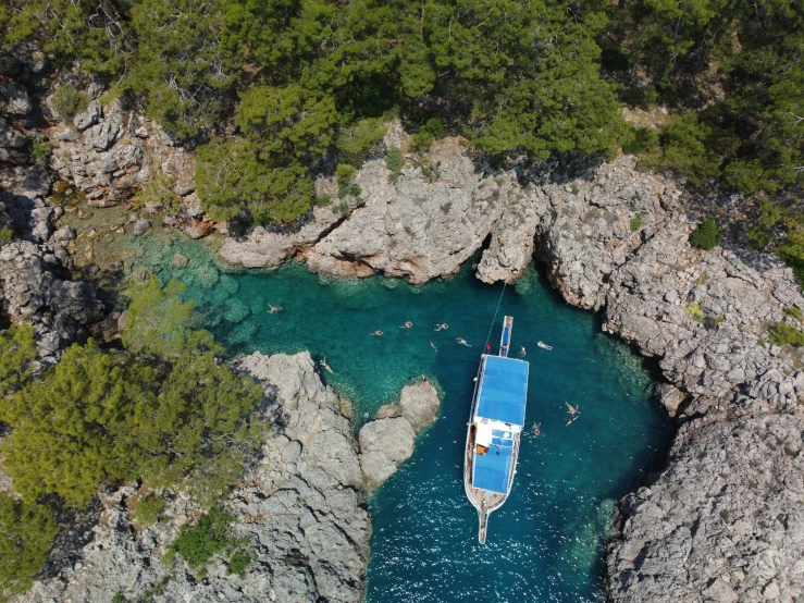 there are several boats in the water beside some mountains