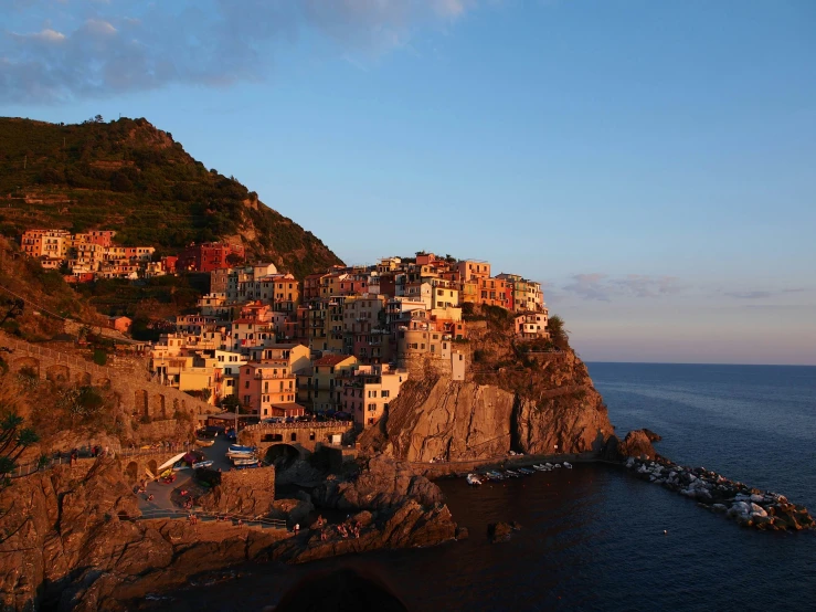 a hillside covered in lots of houses next to the ocean