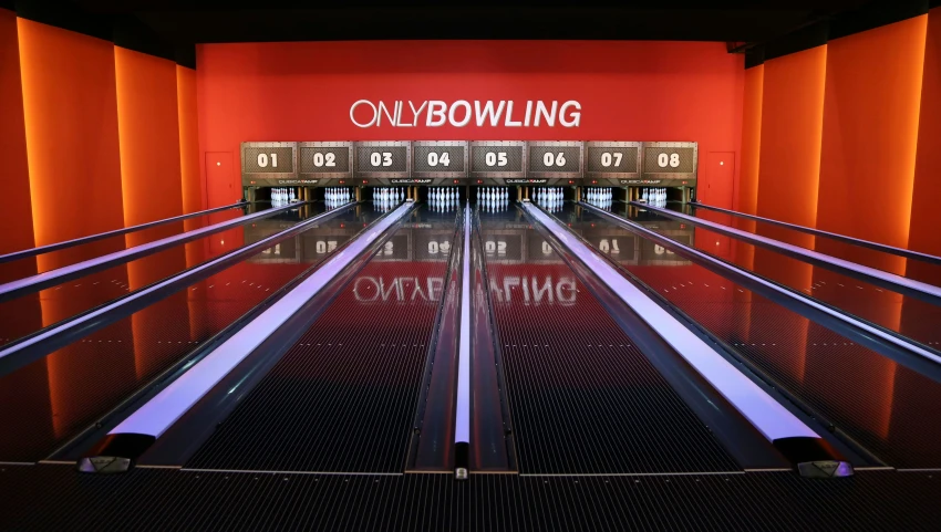 a picture of the inside of a bowling court