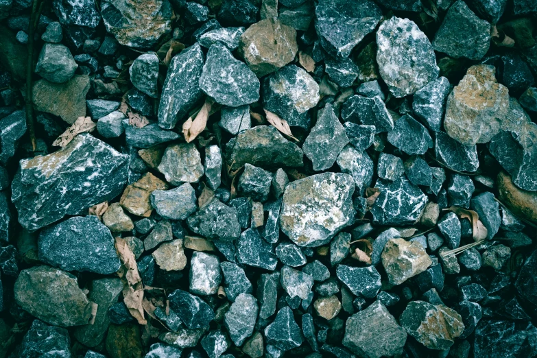 many rocks are laying on a ground