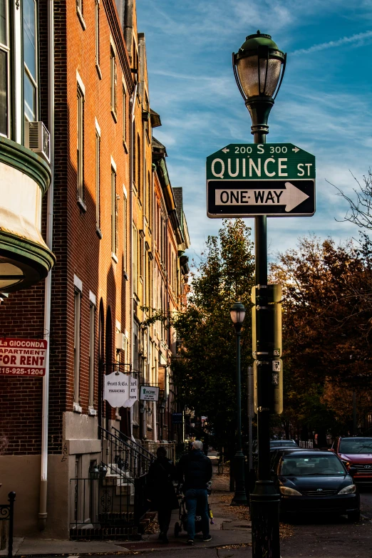 a street sign for the quincy street one way