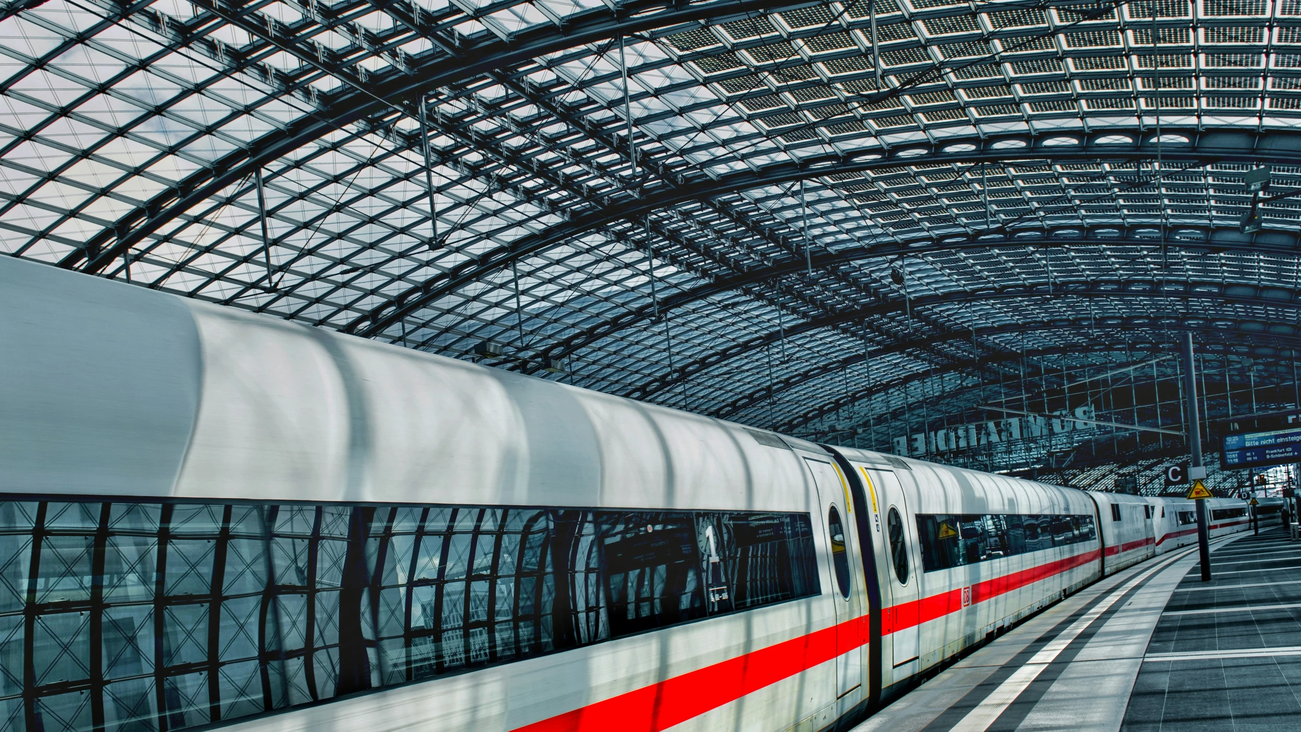 a train pulls into a very large train station