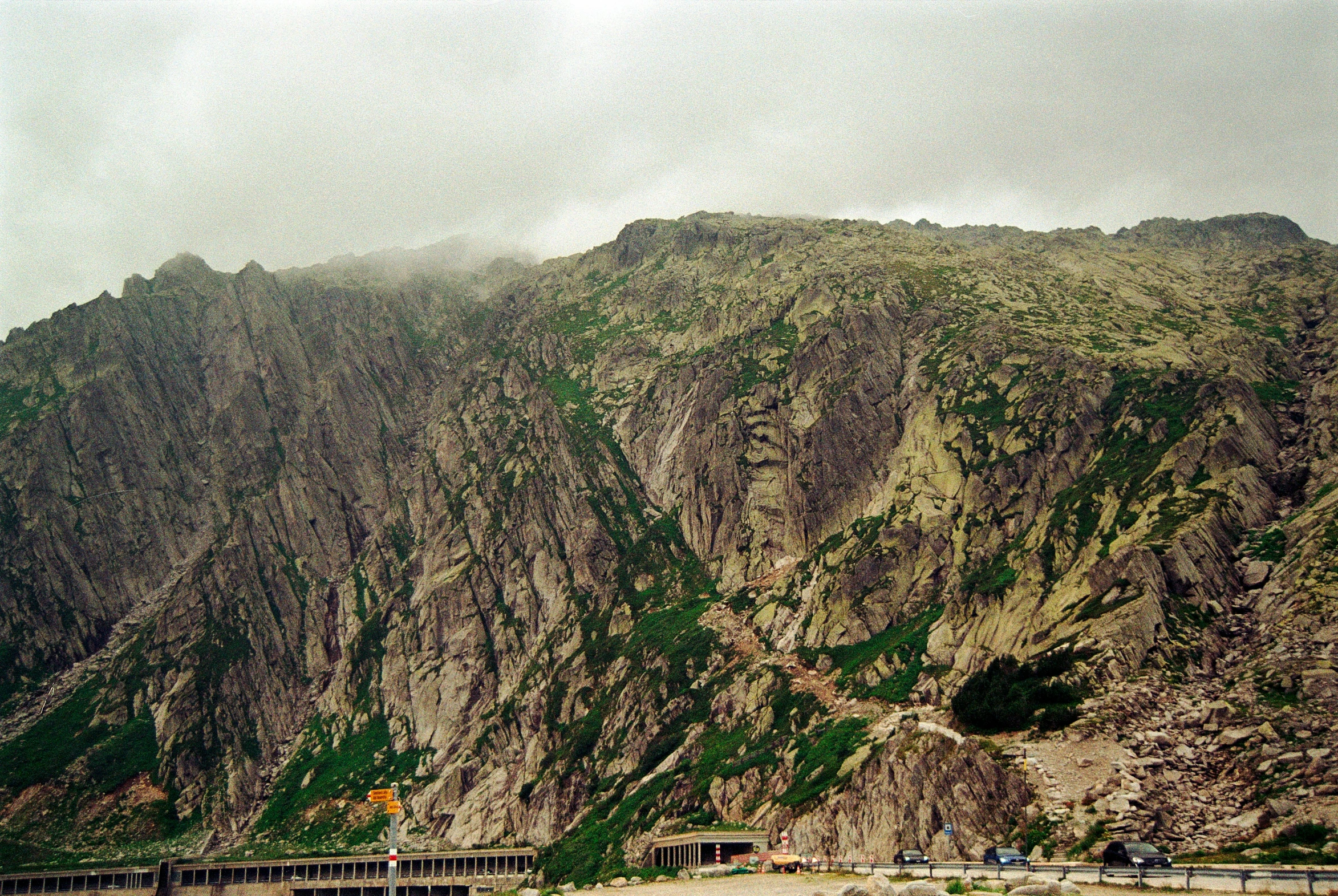 there are many cars in front of the mountains