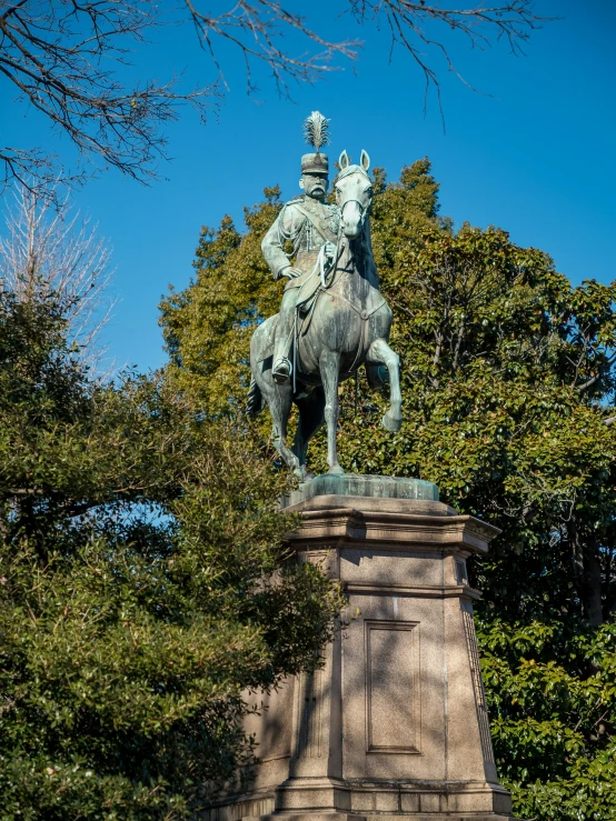 the statue of a man riding a horse