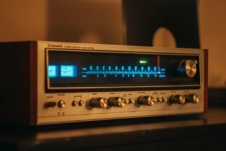 an old radio next to some speakers and wires