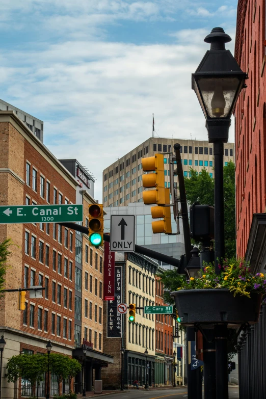 traffic lights at the corner of evans street and e canal