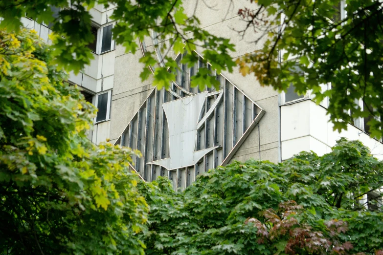 a picture of an outside building with green trees