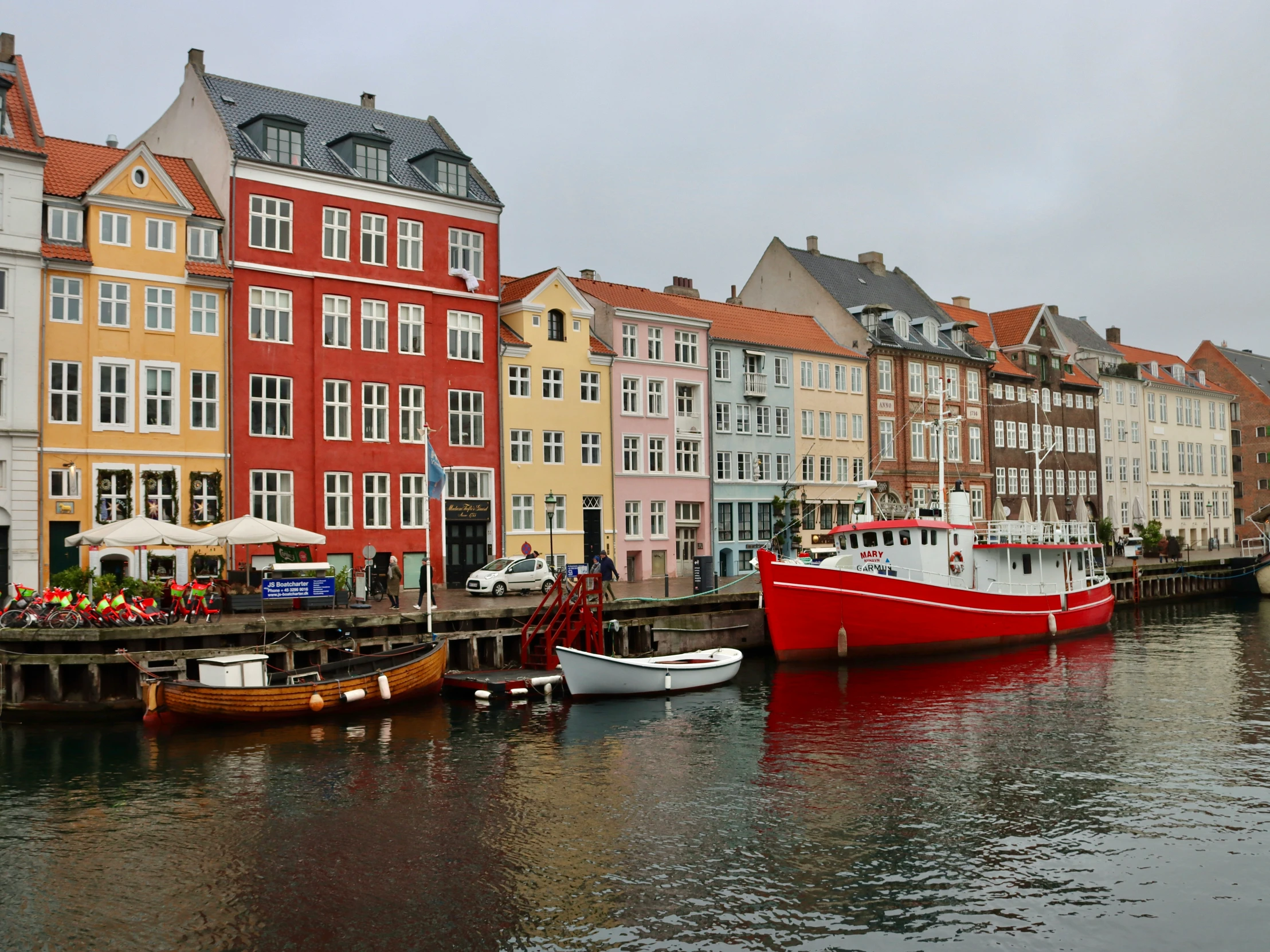 there are many boats that are docked in the harbor