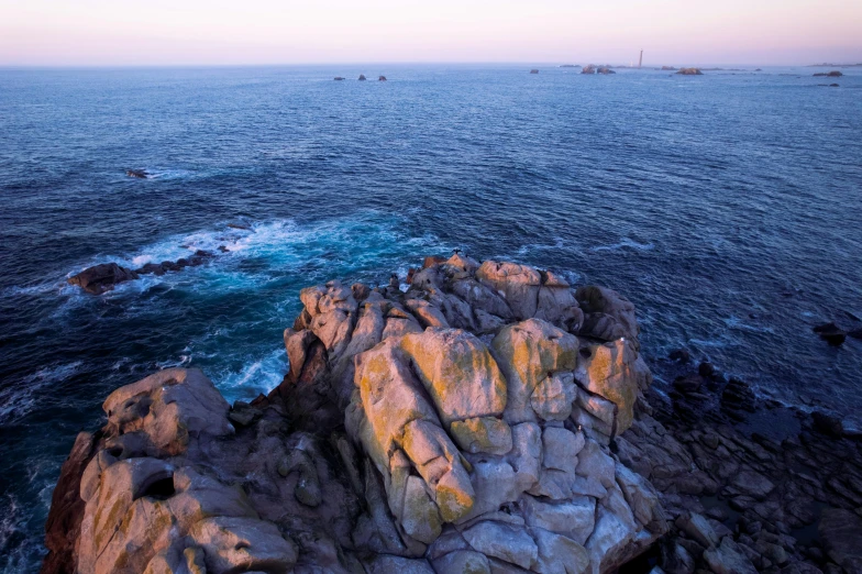 an image of the ocean with many rocks