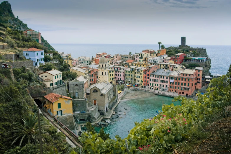 the houses sit on the top of the hill by the water