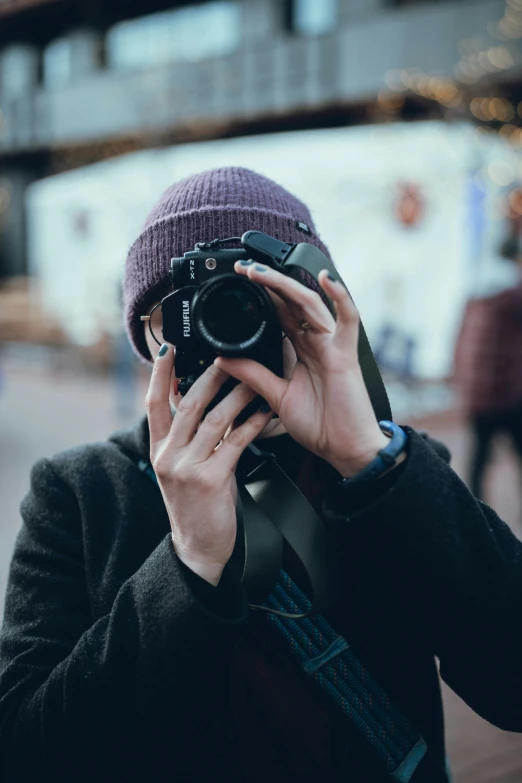 a person takes a po of someones hat using their camera