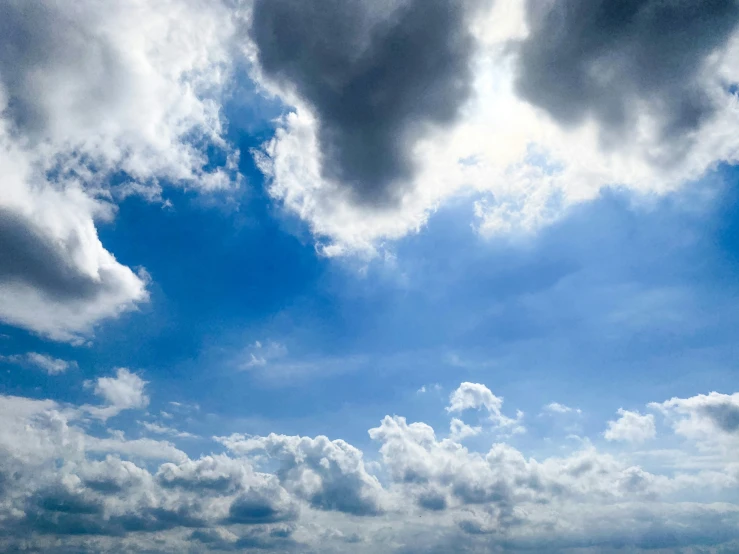 an image of a cloudy sky in the day