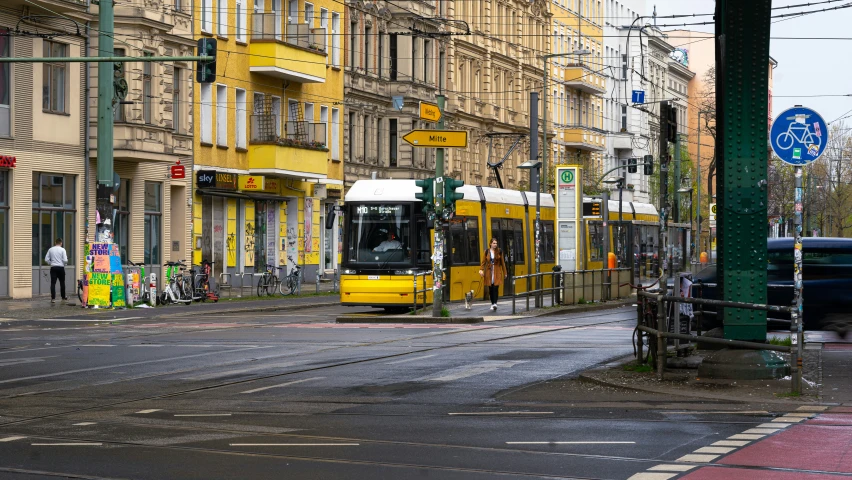 a yellow bus and a truck sitting at a stop light