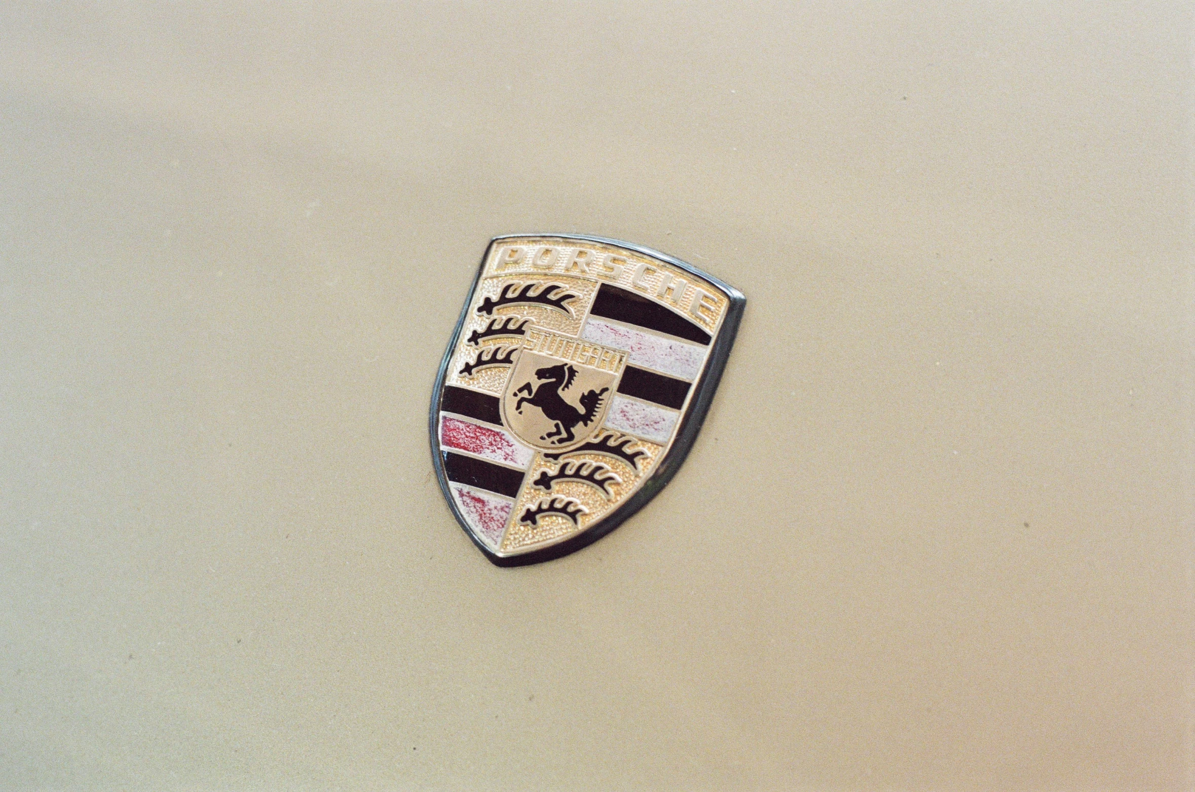 a small badge on the back of a white car
