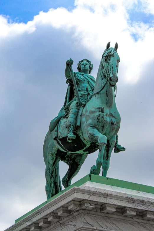 an image of the statue of a man on a horse