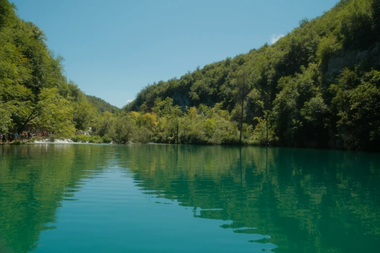 a lake that has green trees and blue water