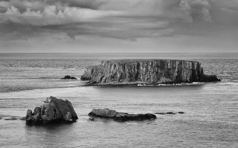 an island sits on the edge of the ocean