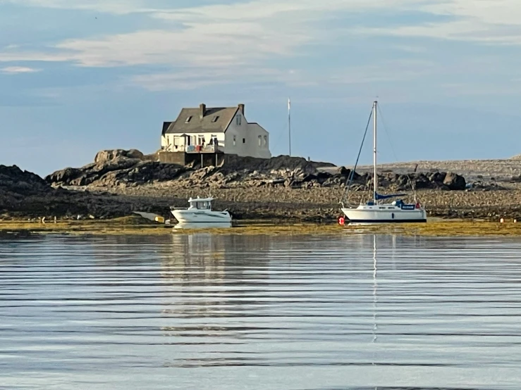 a small boat in the water by a house