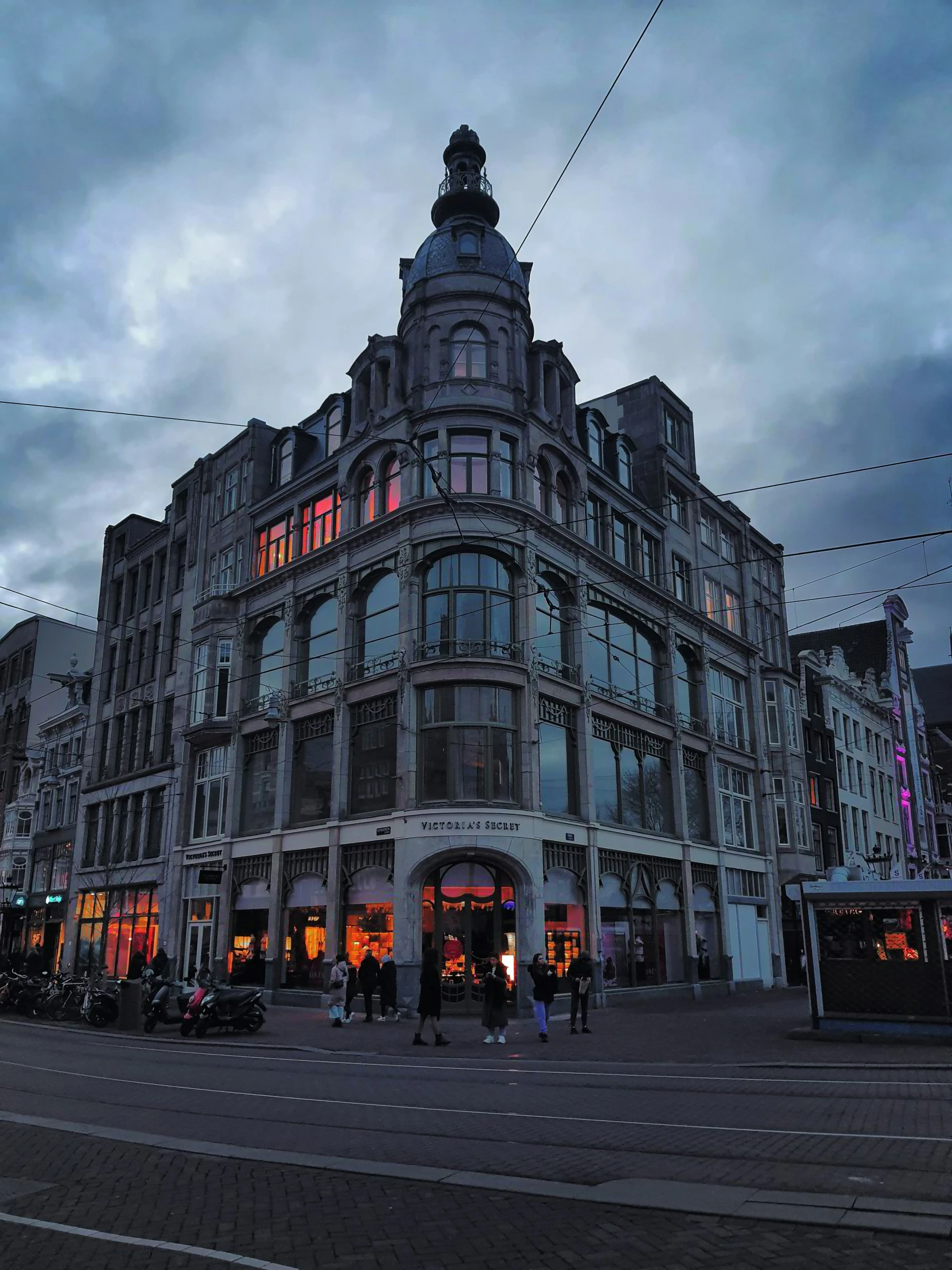 a large tall building with lots of windows