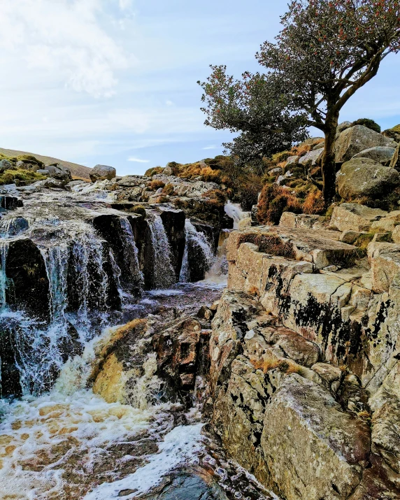 there is a waterfall with water on it