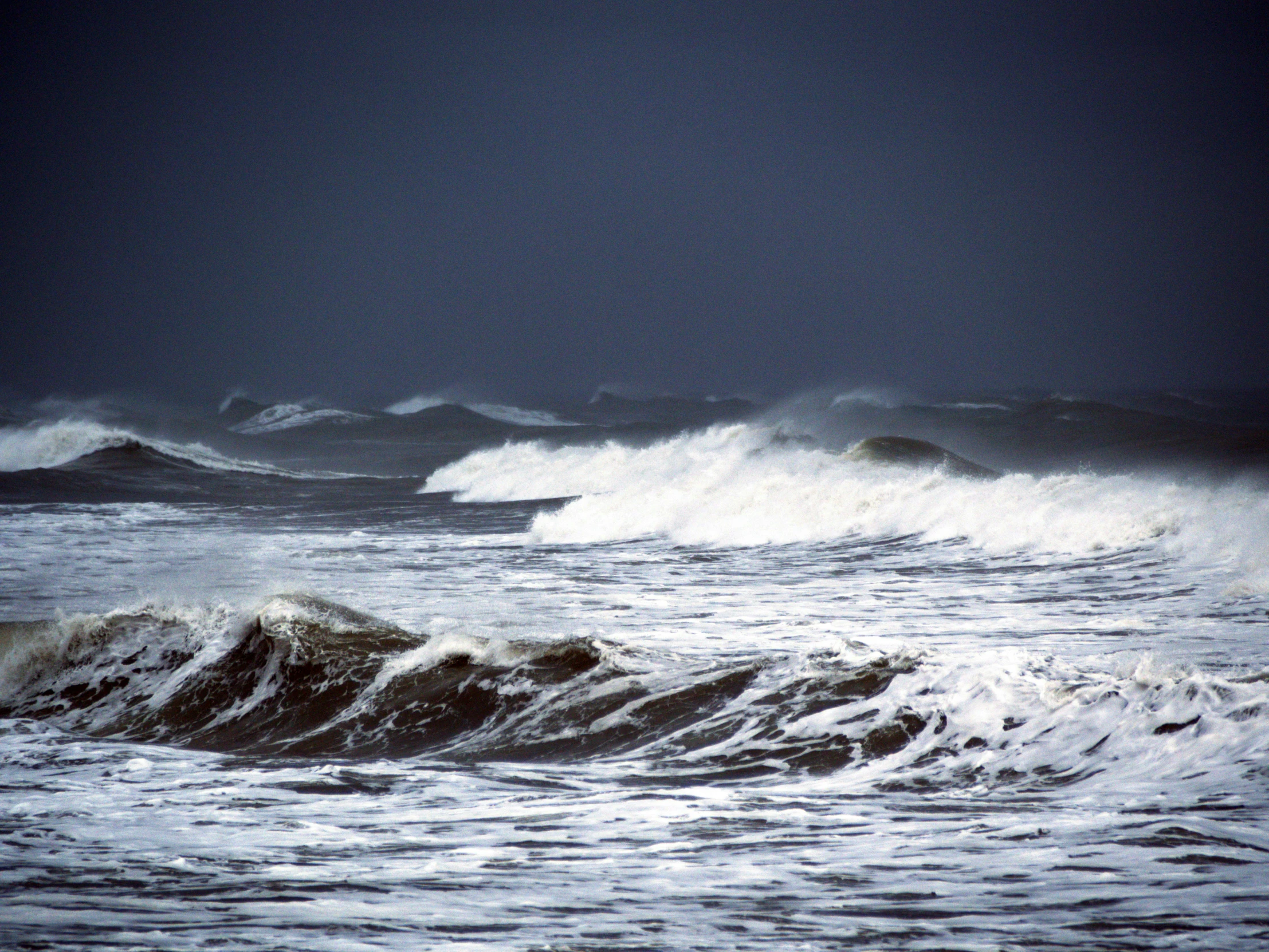 a picture of some water and some waves